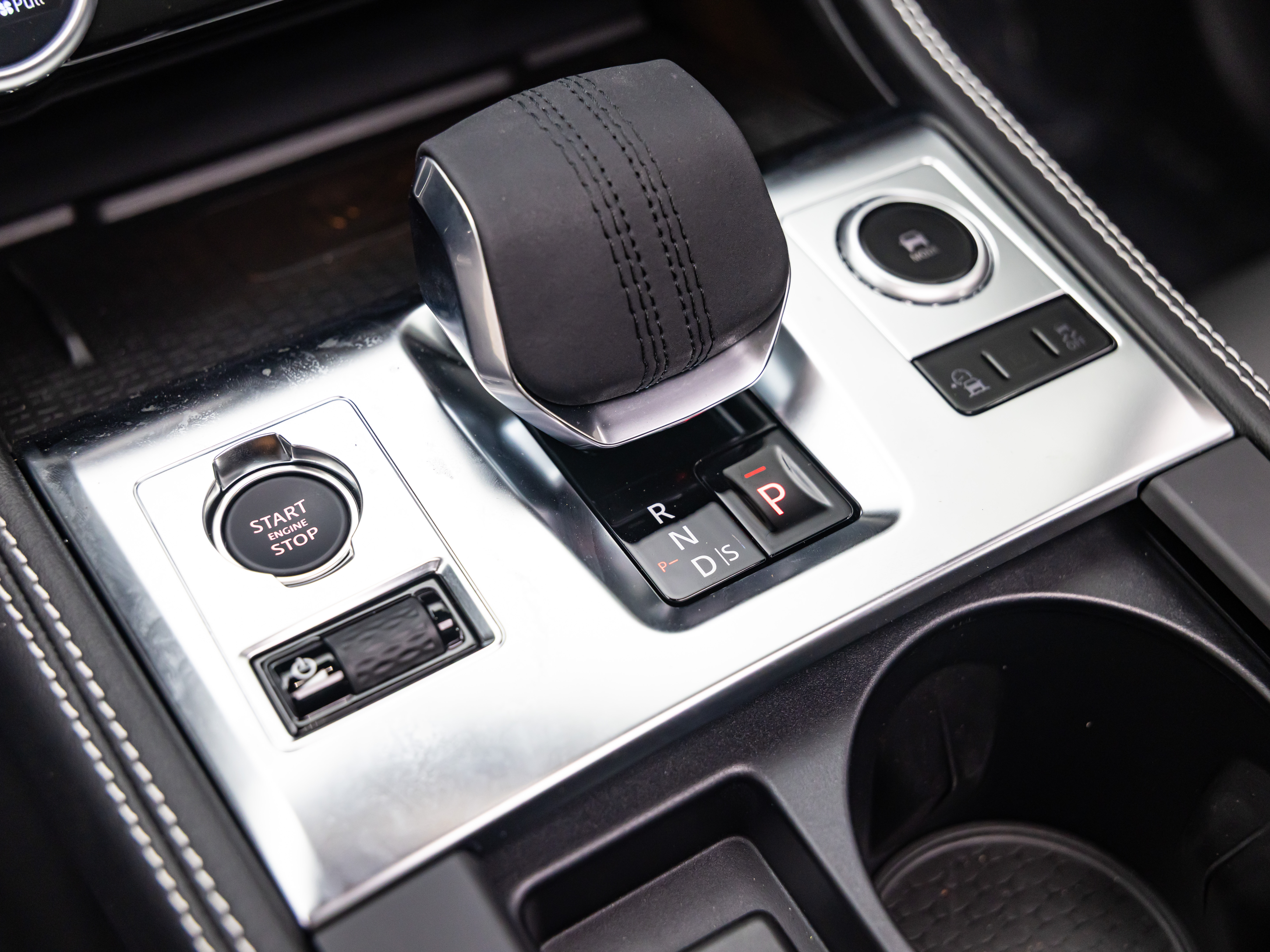 2025 Jaguar F-PACE R-Dynamic S - Photo 28