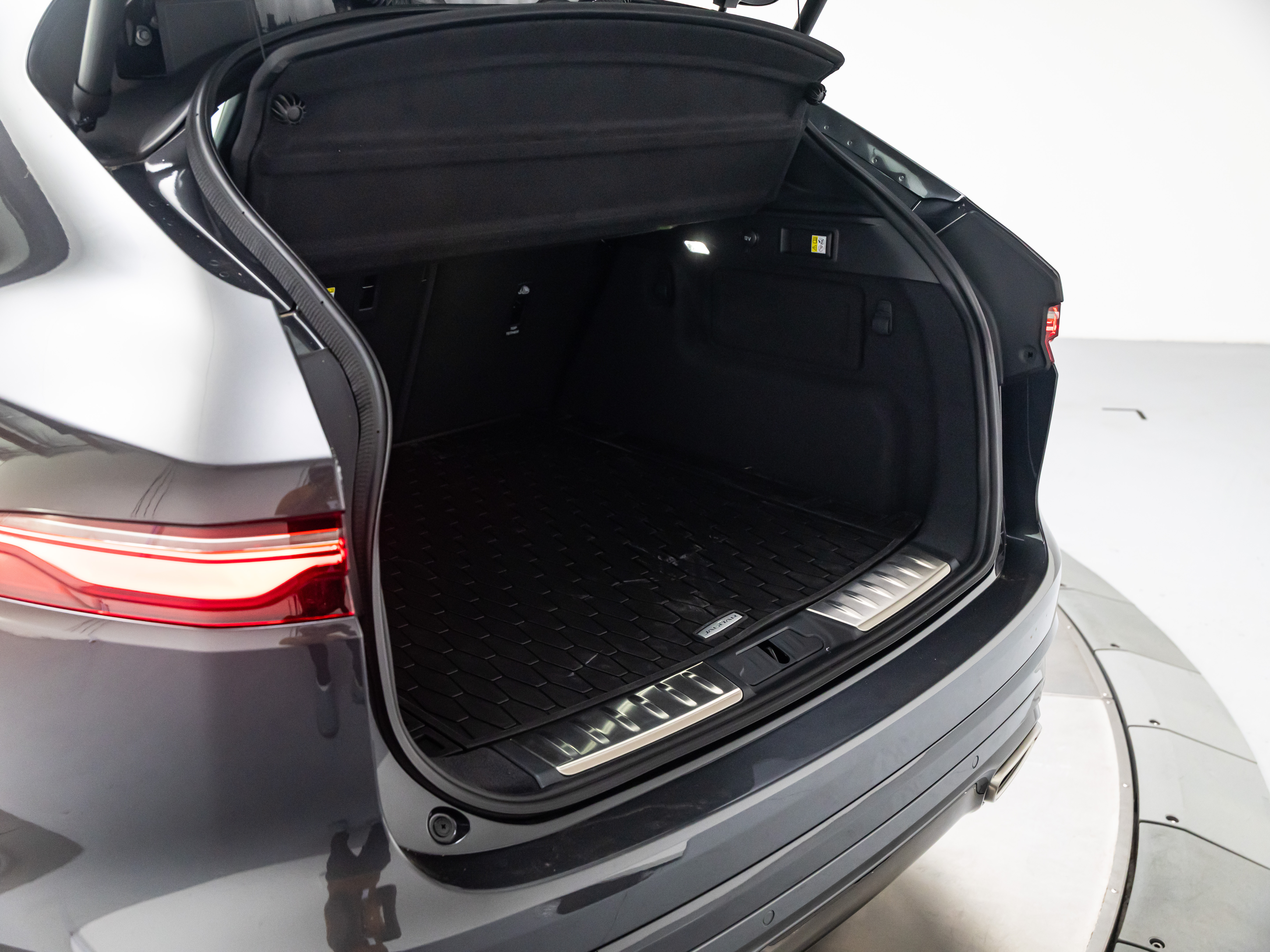 2025 Jaguar F-PACE R-Dynamic S - Photo 33