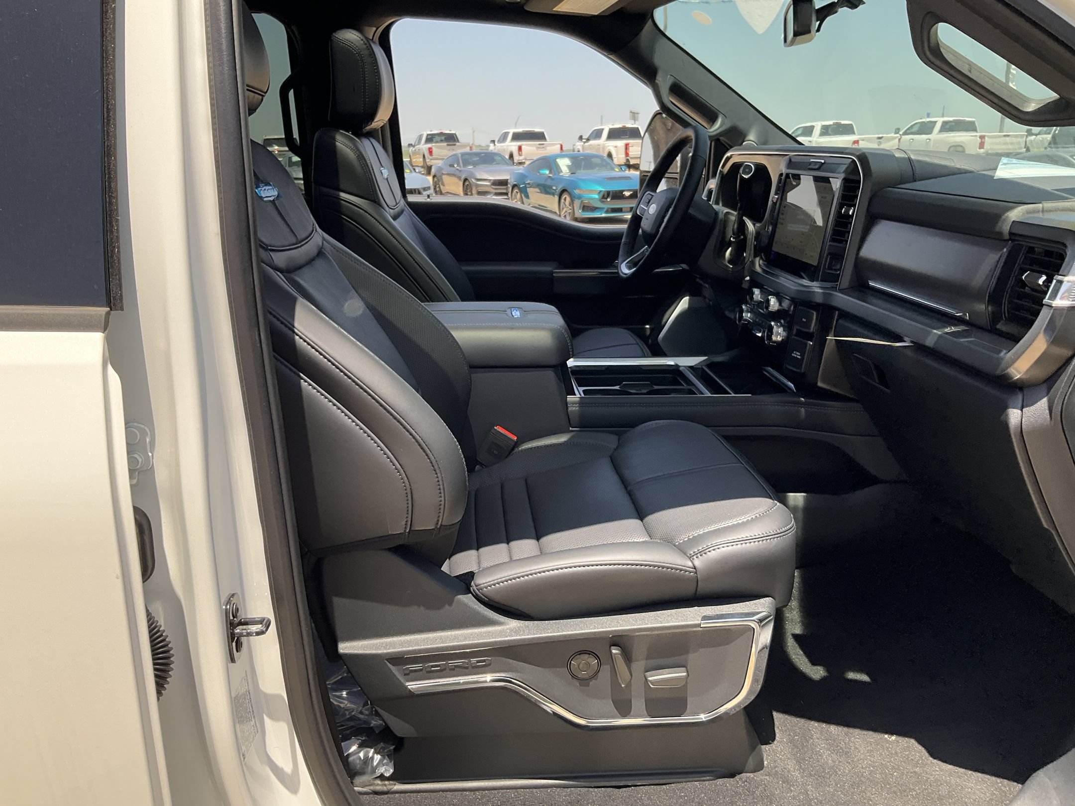 2026 Ford F-350 Super Duty Platinum - Photo 23