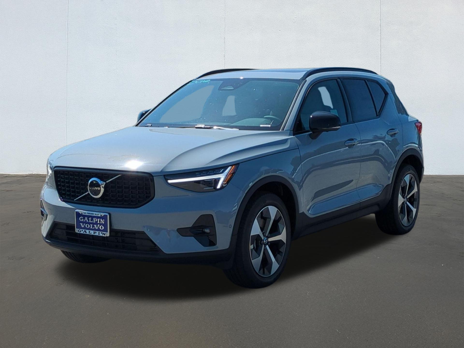 New 2026 Volvo XC40 Plus, B5 AWD Gas (mild hybrid), Dark
