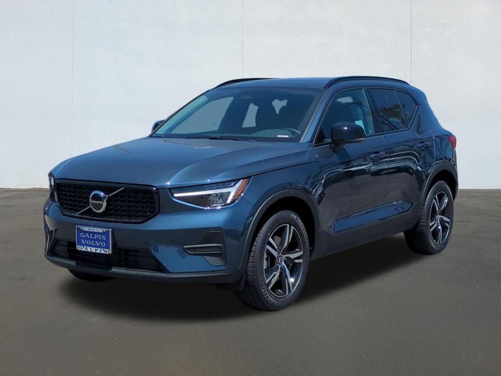 2026 Volvo XC40 Core, B5 AWD Gas (mild hybrid), Dark