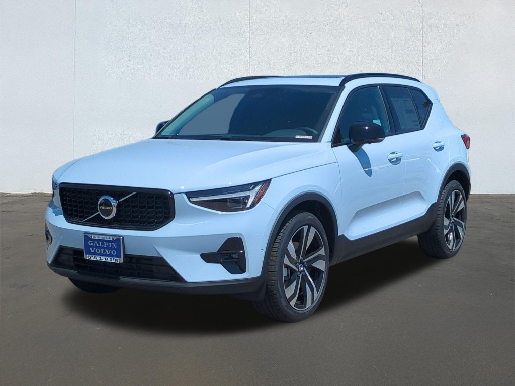 2026 Volvo XC40 Plus, B5 AWD Gas (mild hybrid), Dark