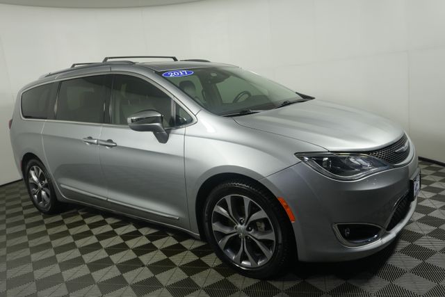 Used 2017 Chrysler Pacifica Limited with VIN 2C4RC1GG5HR751703 for sale in Kansas City