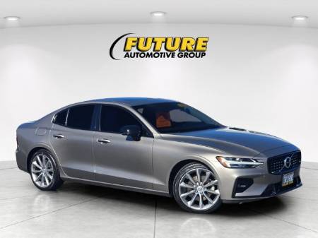 2021 Volvo S60 T5 Momentum