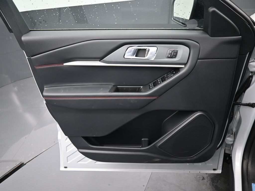 2026 Ford Explorer ST-Line - Photo 13