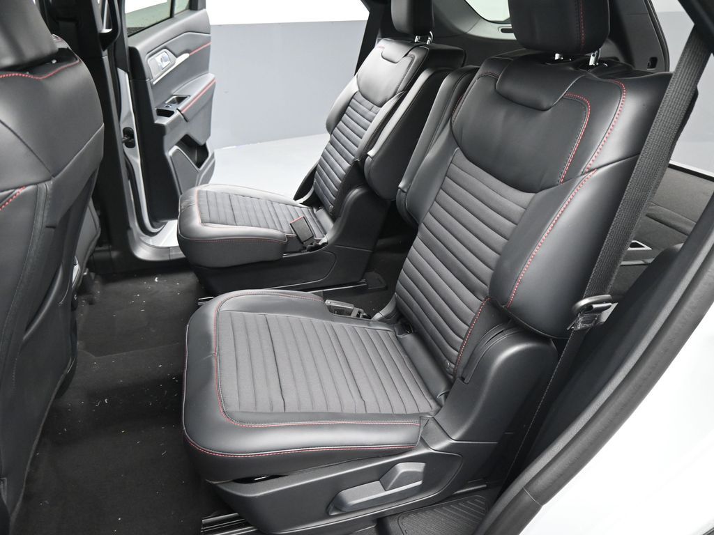 2026 Ford Explorer ST-Line - Photo 14