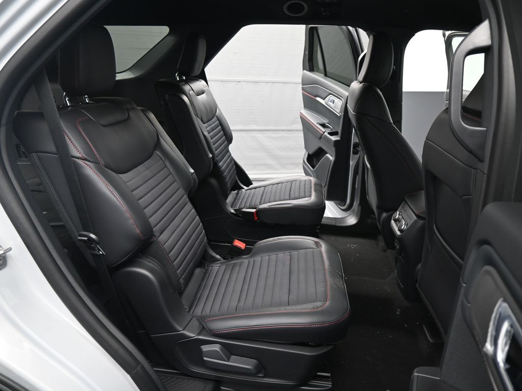 2026 Ford Explorer ST-Line - Photo 18