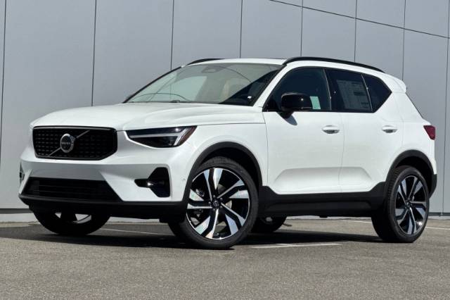 2026 Volvo XC40 B5 Ultra