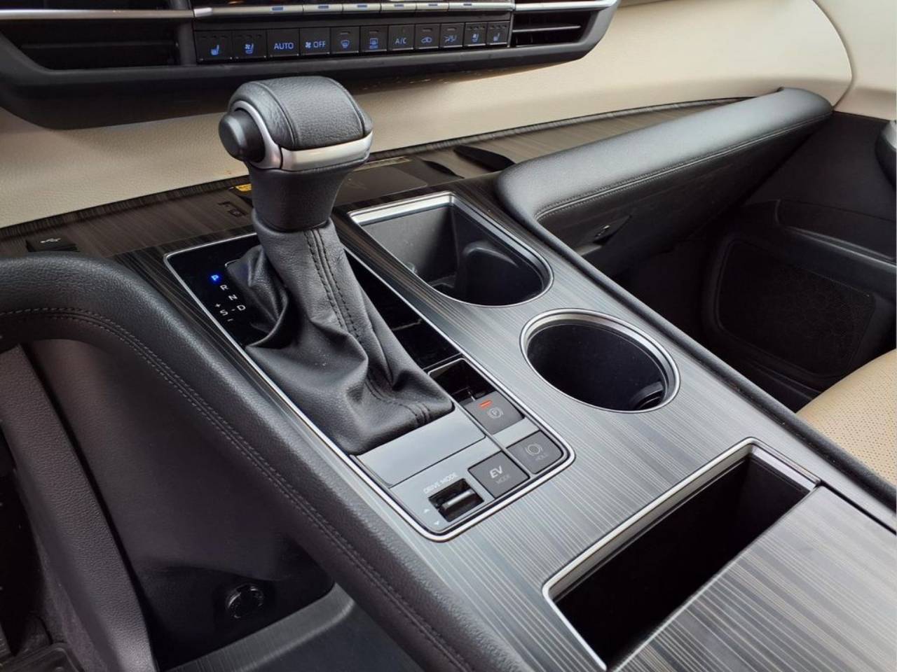 2024 Toyota Sienna Limited - Photo 15