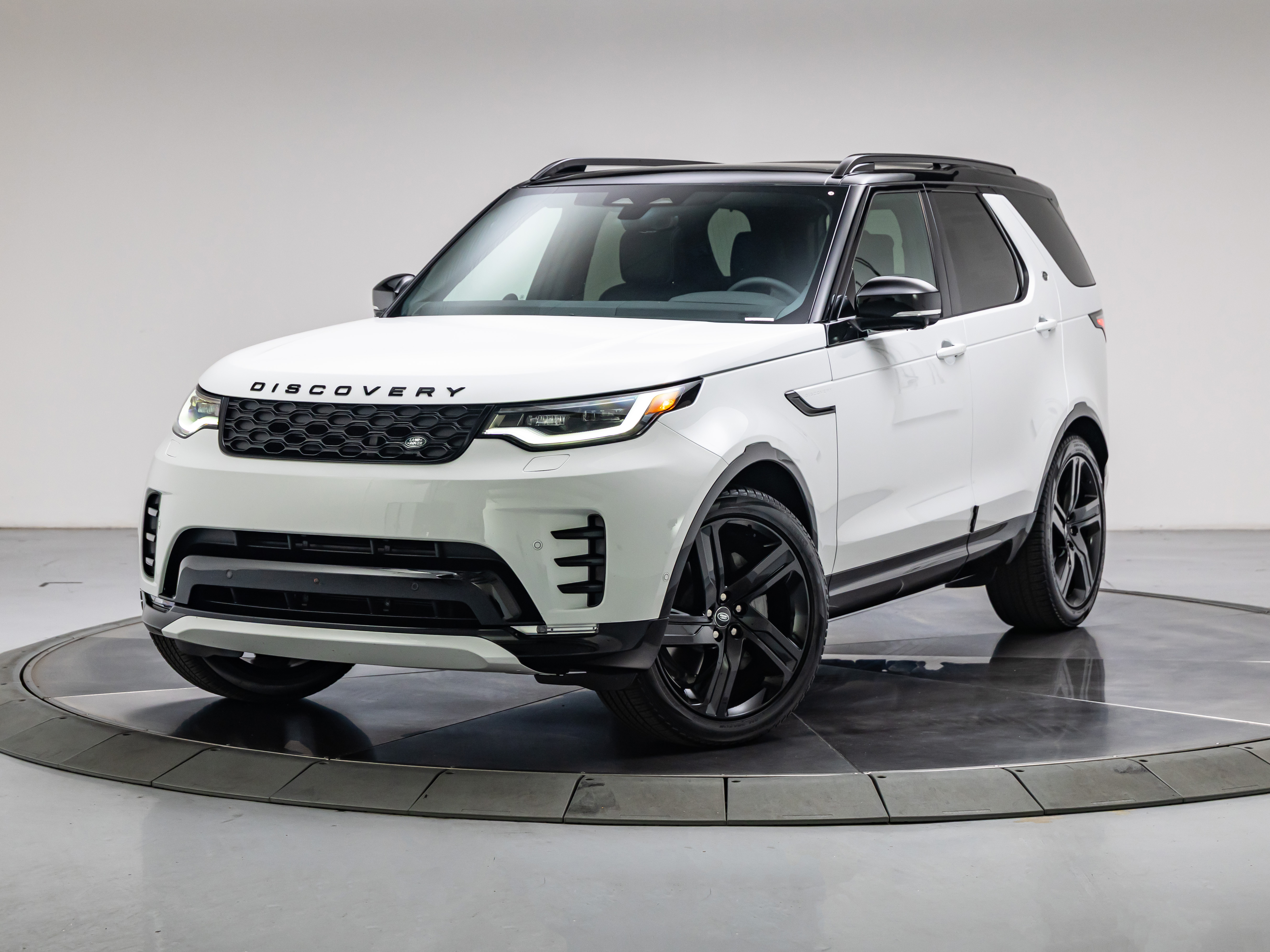 New 2026 Land Rover Discovery Dynamic SE