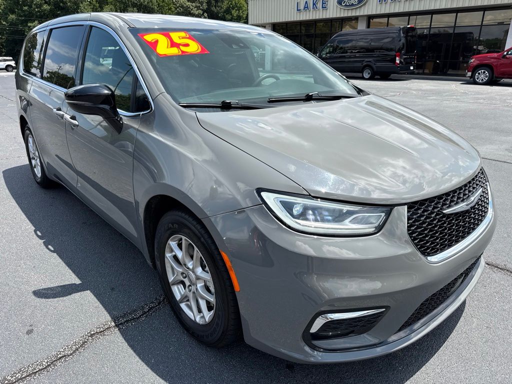 Used 2025 Chrysler Pacifica Select