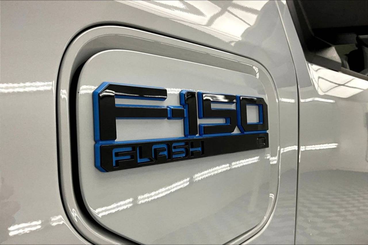 2025 Ford F-150 Lightning Flash - Photo 9