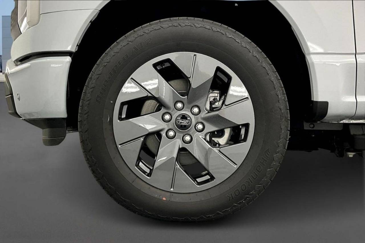 2025 Ford F-150 Lightning Flash - Photo 13