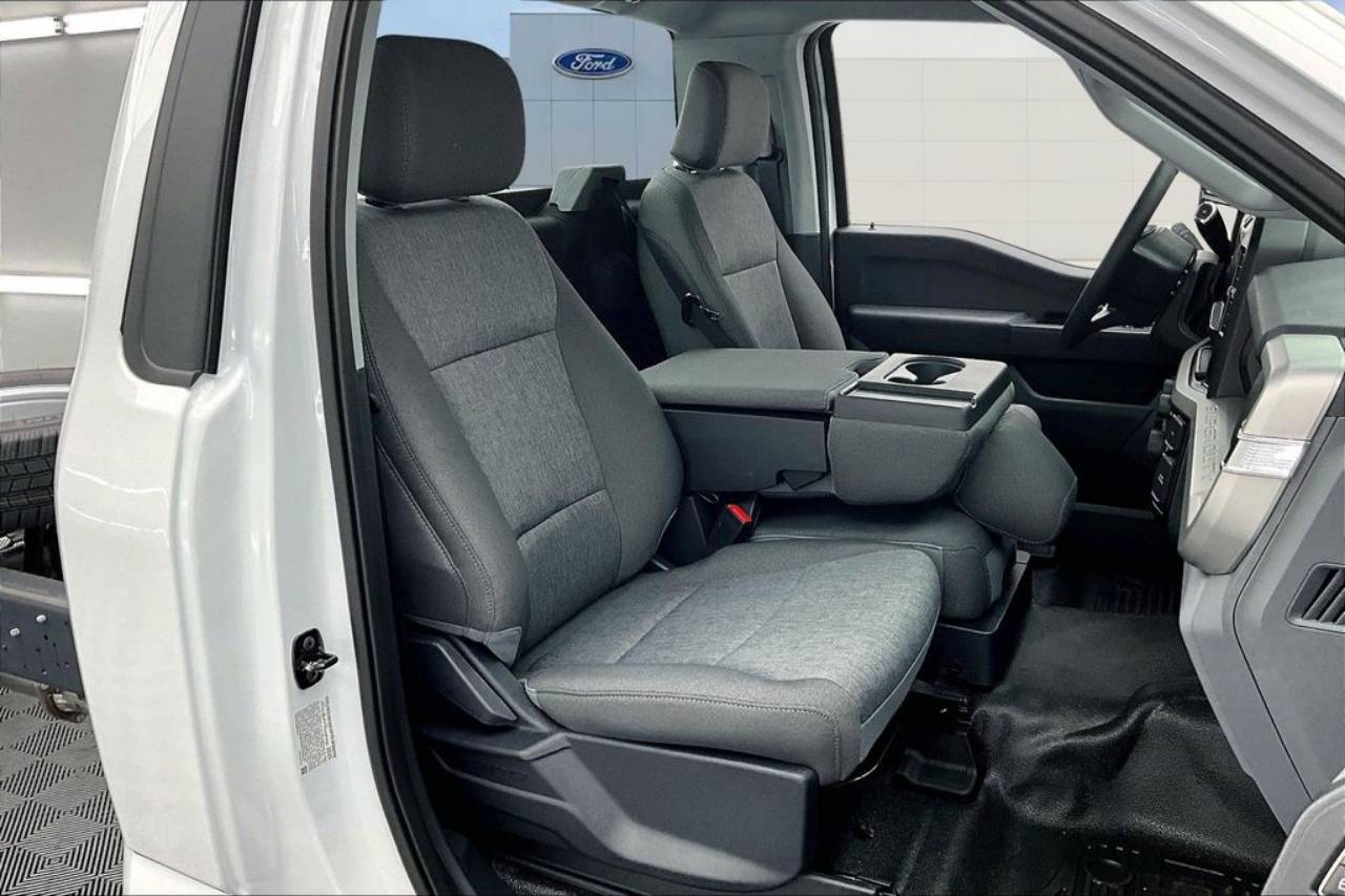 2025 Ford F-350 Super Duty Chassis Cab XL - Photo 10