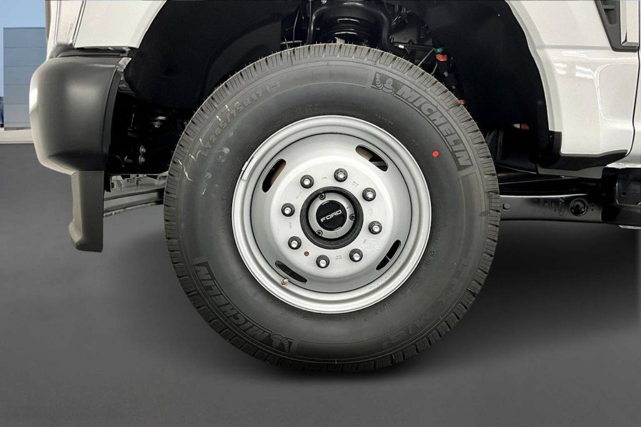 2025 Ford F-350 Super Duty Chassis Cab XL - Photo 12