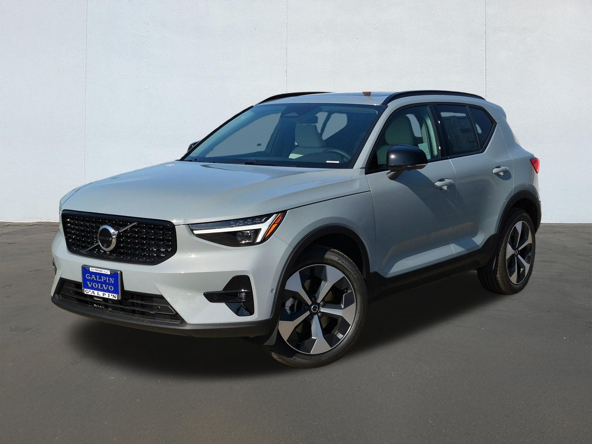 New 2026 Volvo XC40 Plus, B5 AWD Gas (mild hybrid), Dark