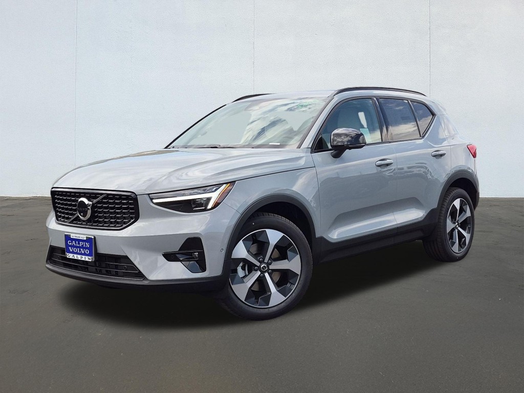 2026 Volvo XC40 Plus, B5 AWD Gas (mild hybrid), Dark