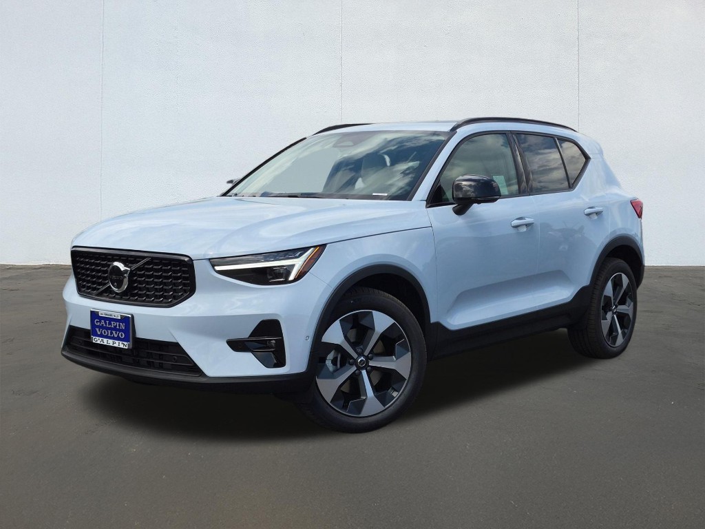 2026 Volvo XC40 Plus, B5 AWD Gas (mild hybrid), Dark