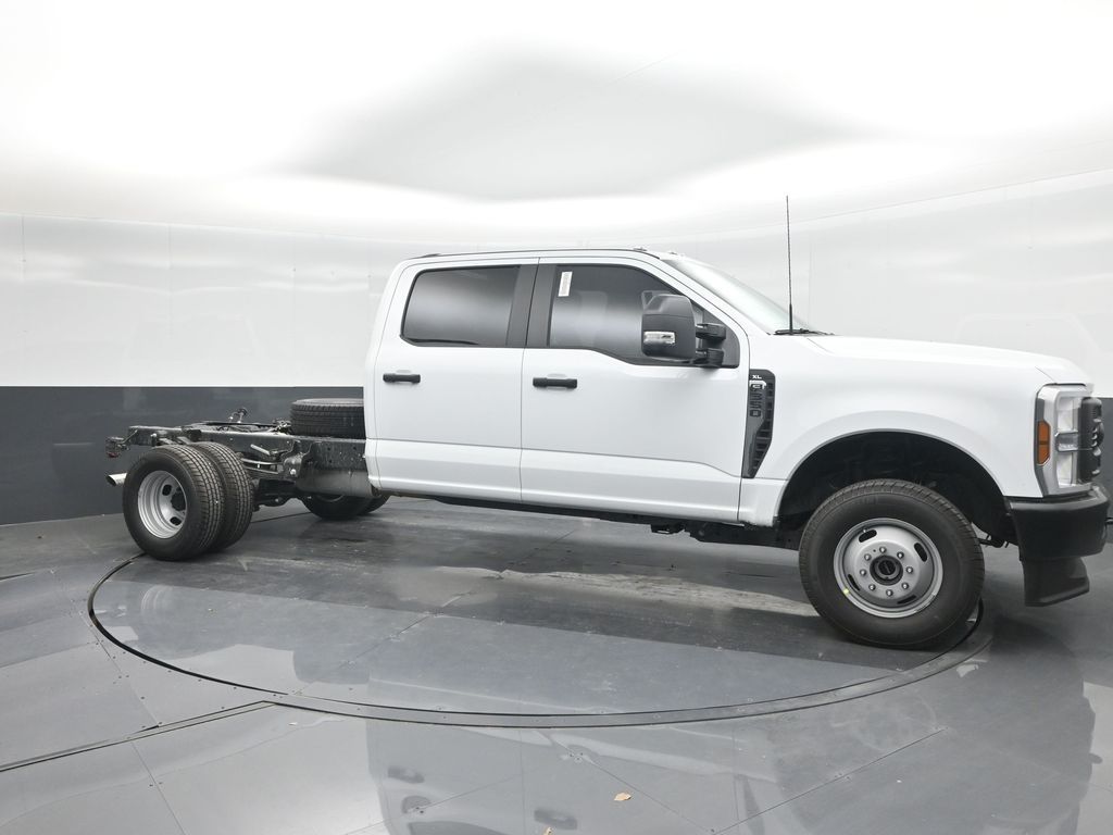2025 Ford F-350 Super Duty Chassis Cab XL - Photo 11