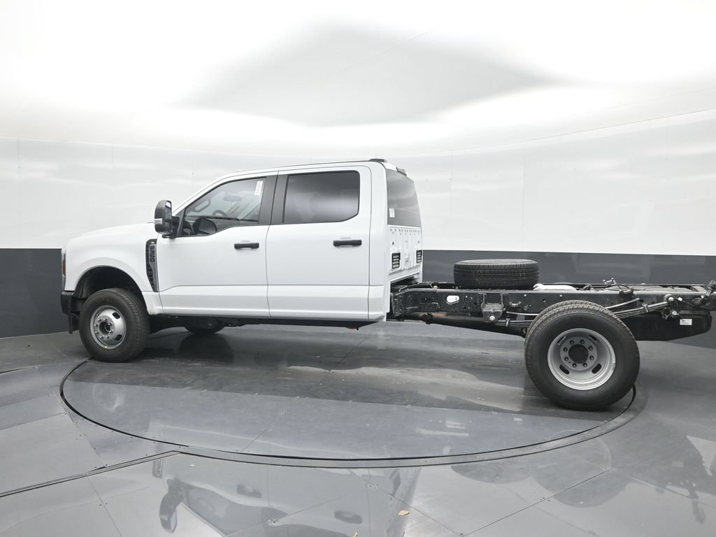 2025 Ford F-350 Super Duty Chassis Cab XL - Photo 24