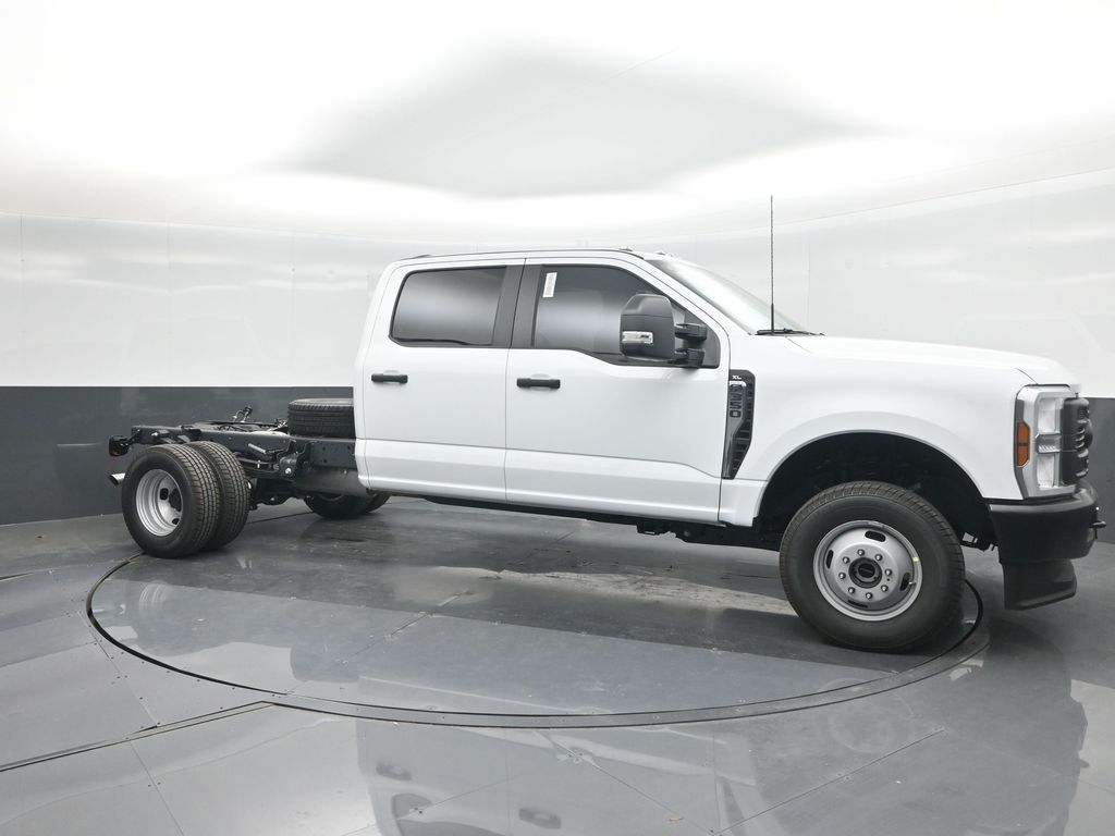 2025 Ford F-350 Super Duty Chassis Cab XL - Photo 11
