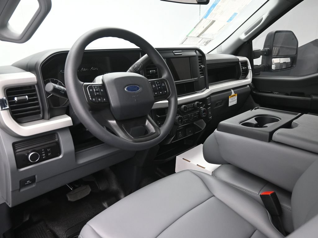 2025 Ford F-350 Super Duty Chassis Cab XL - Photo 30