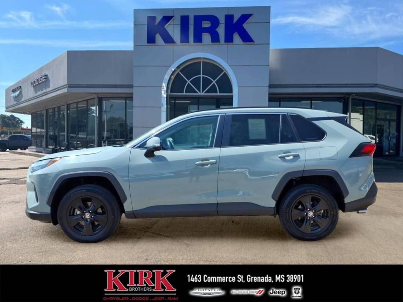 2022 Toyota RAV4 XLE - Photo 8