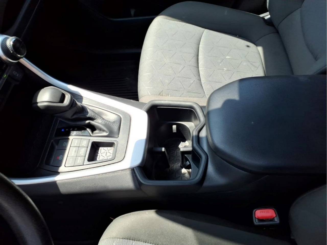 2022 Toyota RAV4 XLE - Photo 25