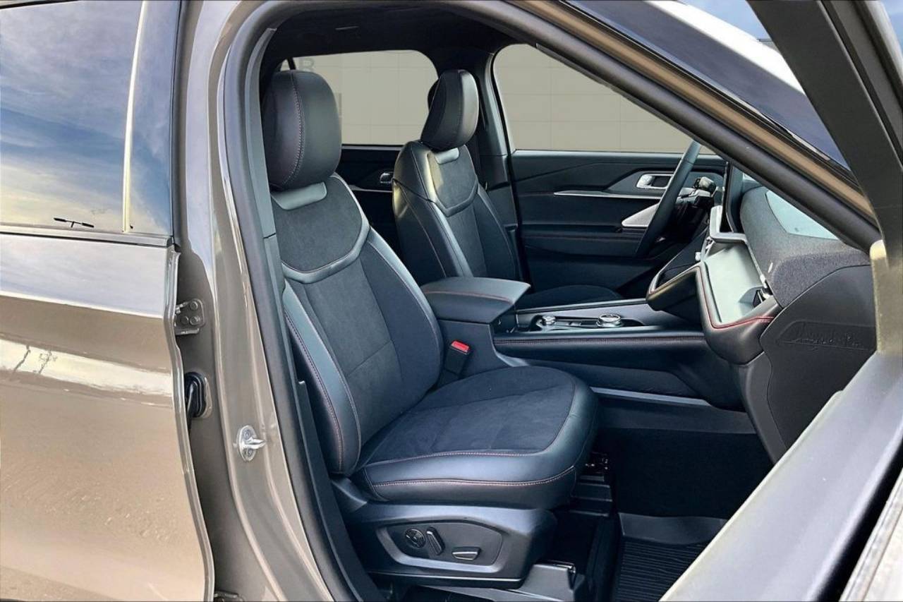 2026 Ford Explorer ST - Photo 12