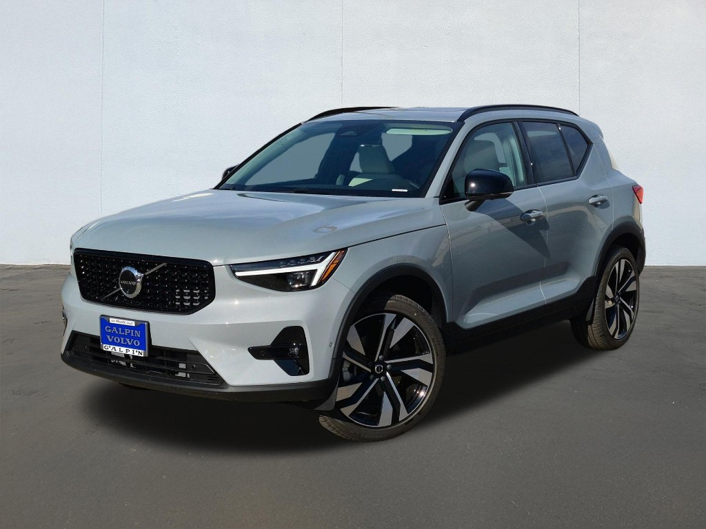 2026 Volvo XC40 Ultra, B5 AWD Gas (mild hybrid), Dark