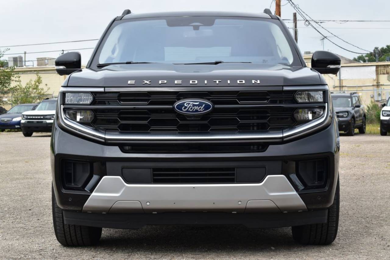 Certified 2025 Ford Expedition Platinum with VIN 1FMJU1M83SEA35955 for sale in Kansas City