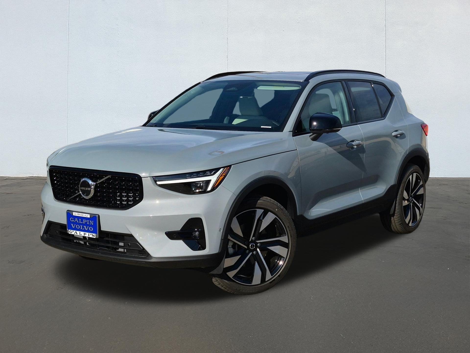 New 2026 Volvo XC40 Ultra, B5 AWD Gas (mild hybrid), Dark