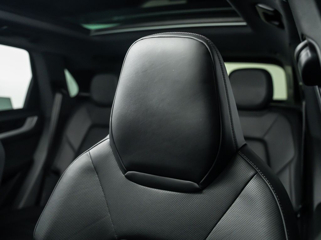 2025 Porsche Cayenne Base - Photo 19