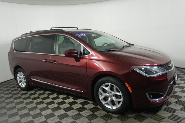Used 2017 Chrysler Pacifica Touring-L with VIN 2C4RC1BG8HR553740 for sale in Kansas City