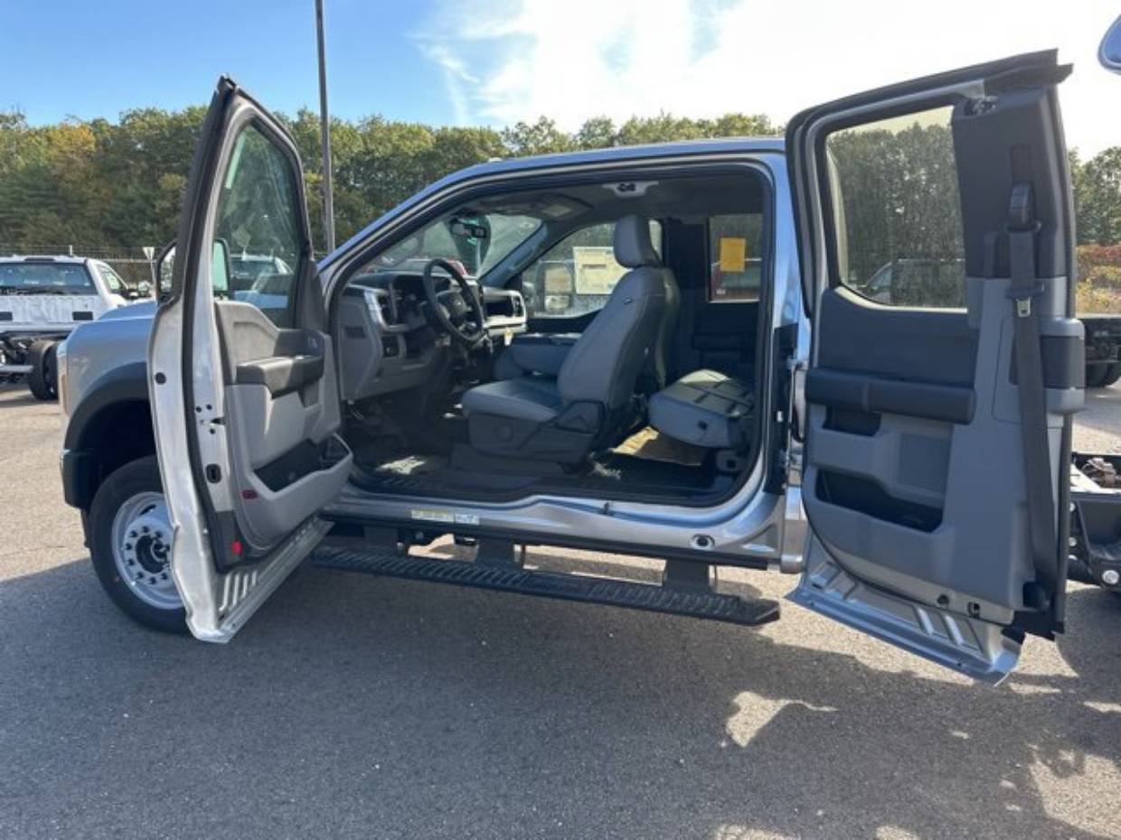 2026 Ford F-550 Super Duty Chassis Cab XL - Photo 9