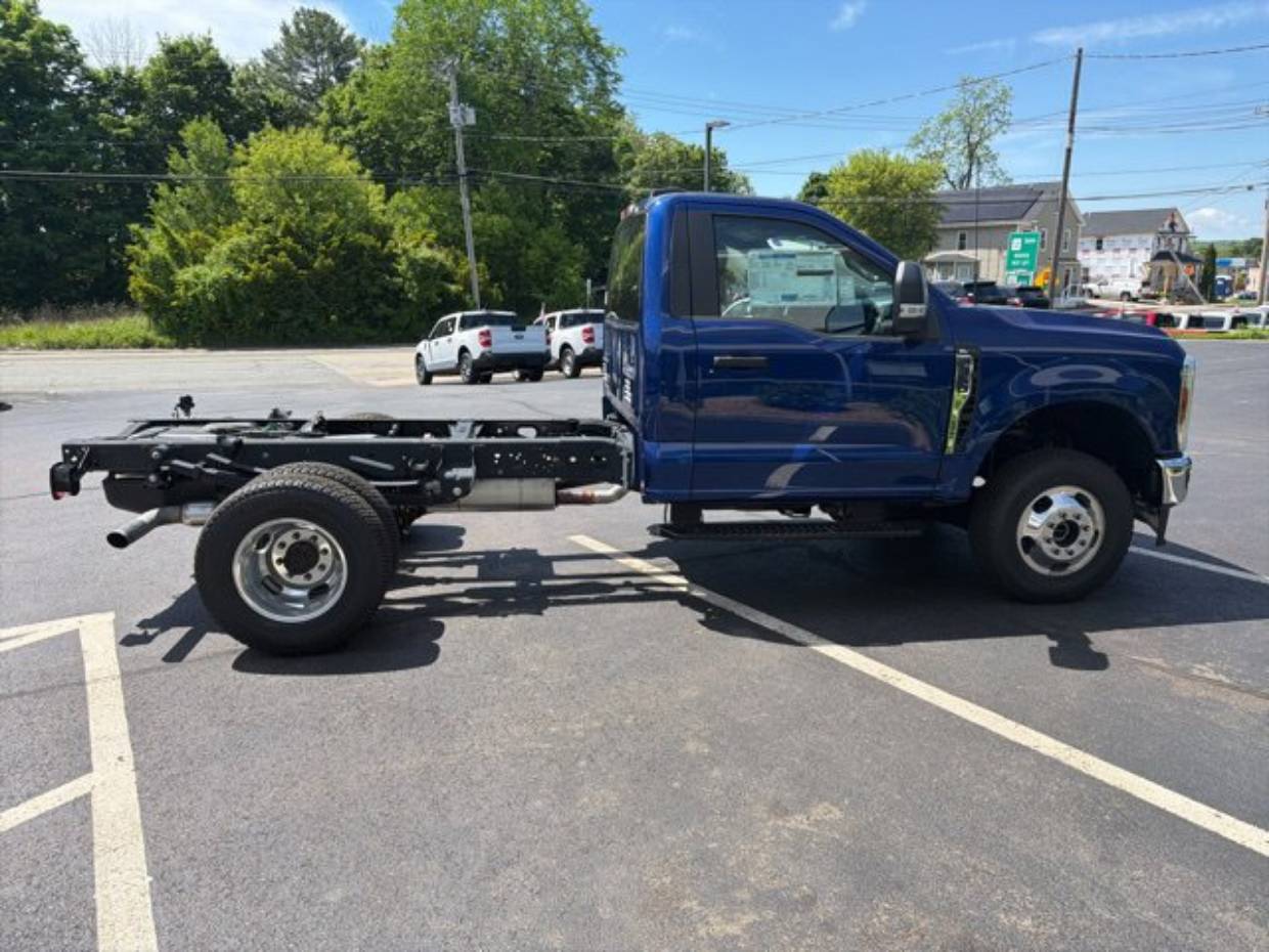 2026 Ford F-350 Super Duty Chassis Cab XL - Photo 8