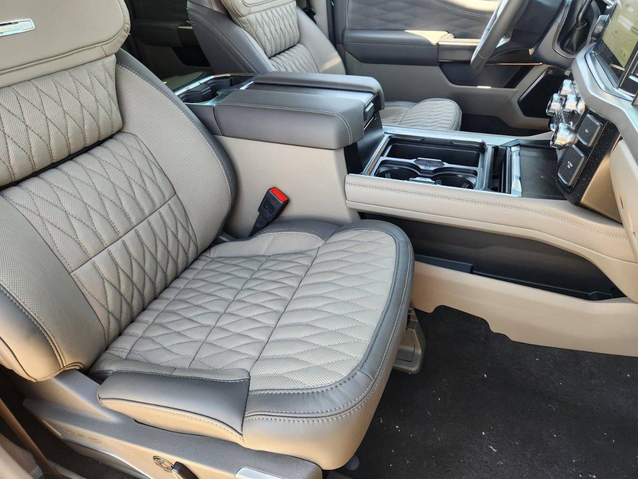 New 2026 Ford Super Duty F-450 DRW Platinum, photo 10