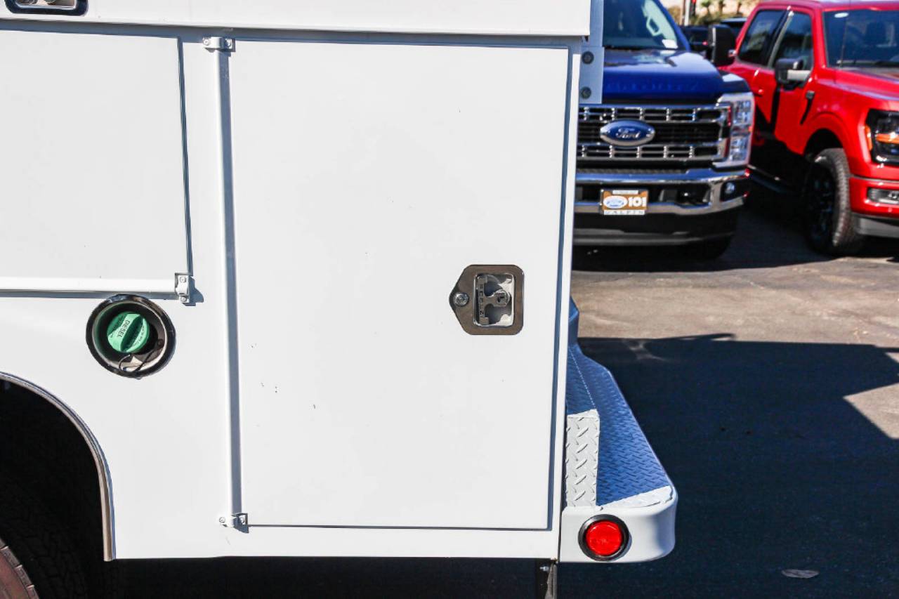 2025 Ford F-450 Super Duty Chassis Cab XL - Photo 9