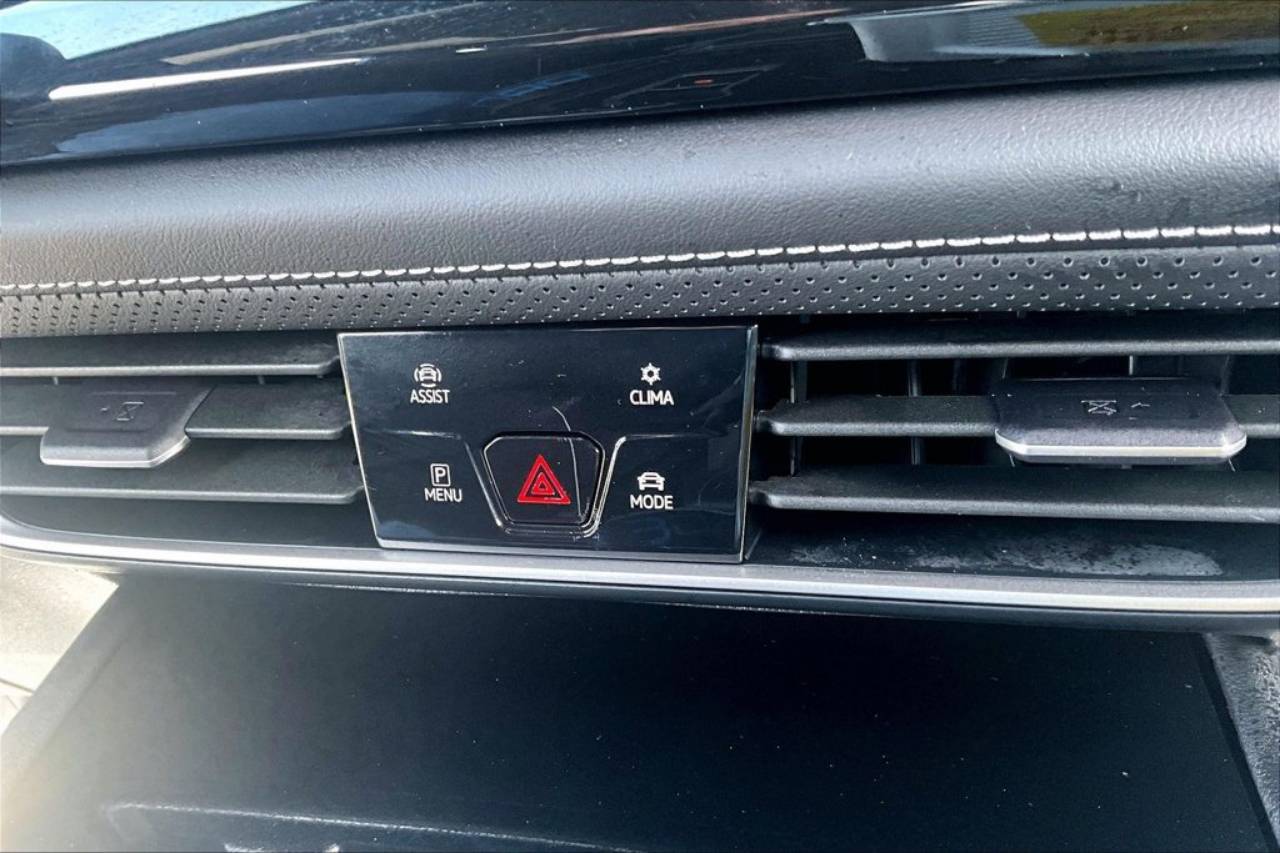2025 Volkswagen Atlas Cross Sport SE w/Tech - Photo 31