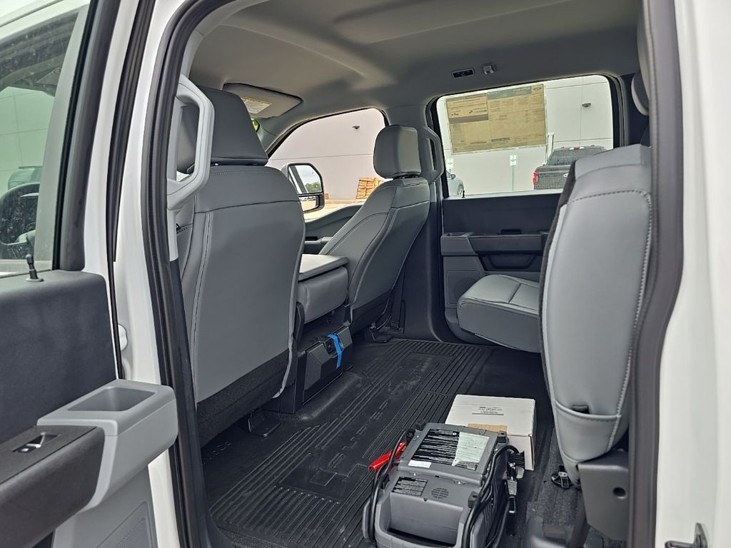 2025 Ford F-350 Super Duty Chassis Cab XL - Photo 7
