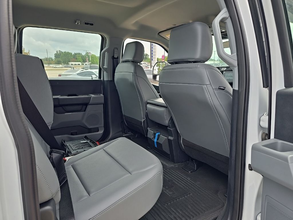 2025 Ford F-350 Super Duty Chassis Cab XL - Photo 13