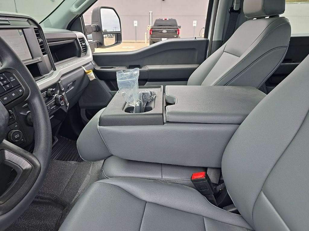 2025 Ford F-350 Super Duty Chassis Cab XL - Photo 21