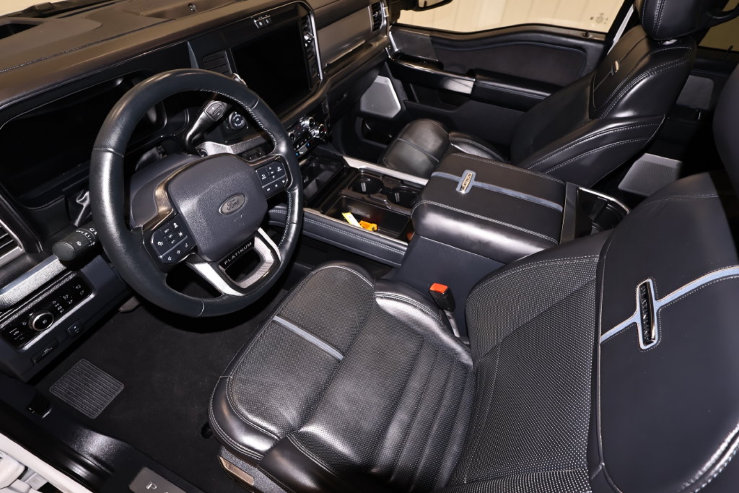 2025 Ford F-450 Super Duty Platinum - Photo 36