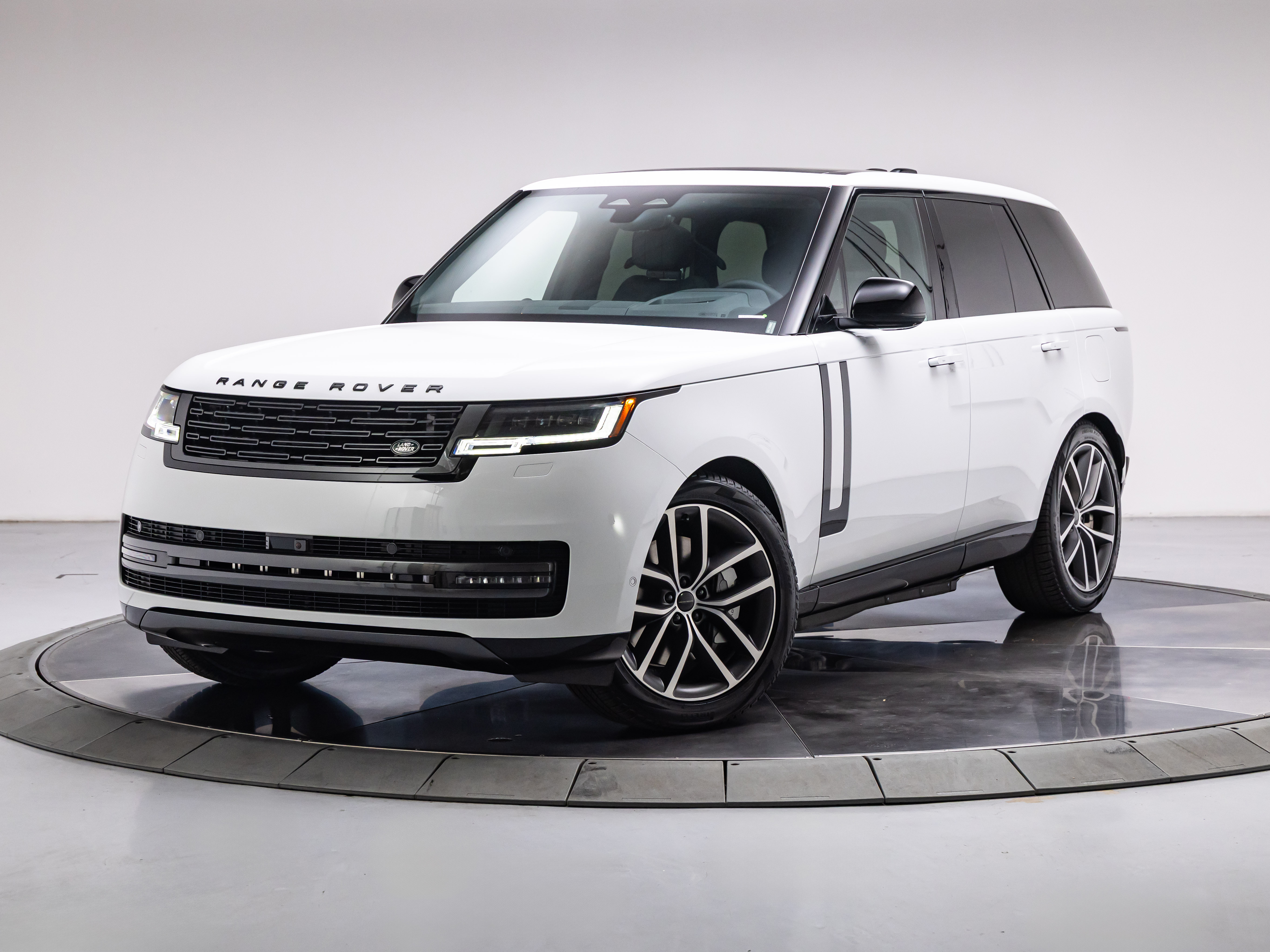 New 2026 Land Rover Range Rover P550e SE