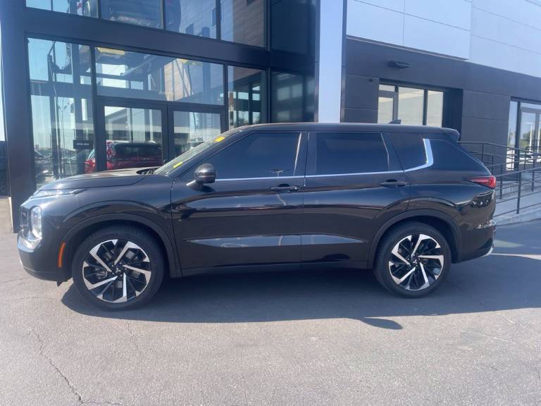 2023 Mitsubishi Outlander SE