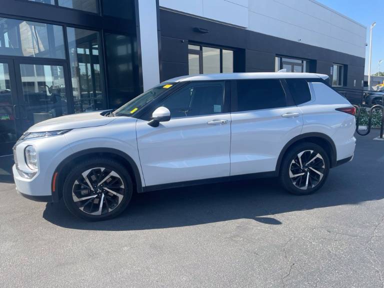 2024 Mitsubishi Outlander SE