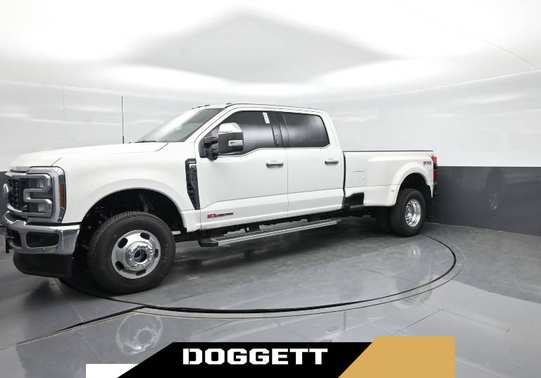 2027 Ford Super Duty F-350 DRW LARIAT