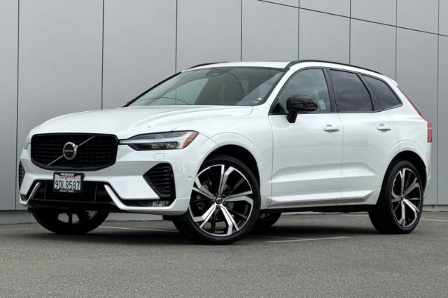 2023 Volvo XC60 B5 Ultimate Dark Theme