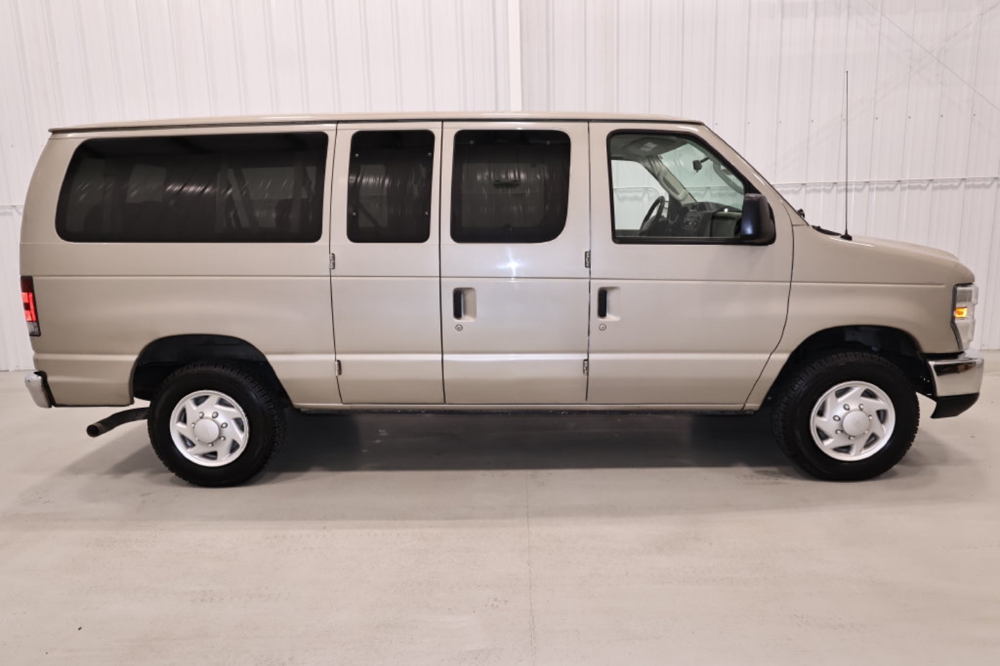Used 2009 Ford E-Series Econoline Wagon XL with VIN 1FBNE31L09DA60307 for sale in Canfield, OH