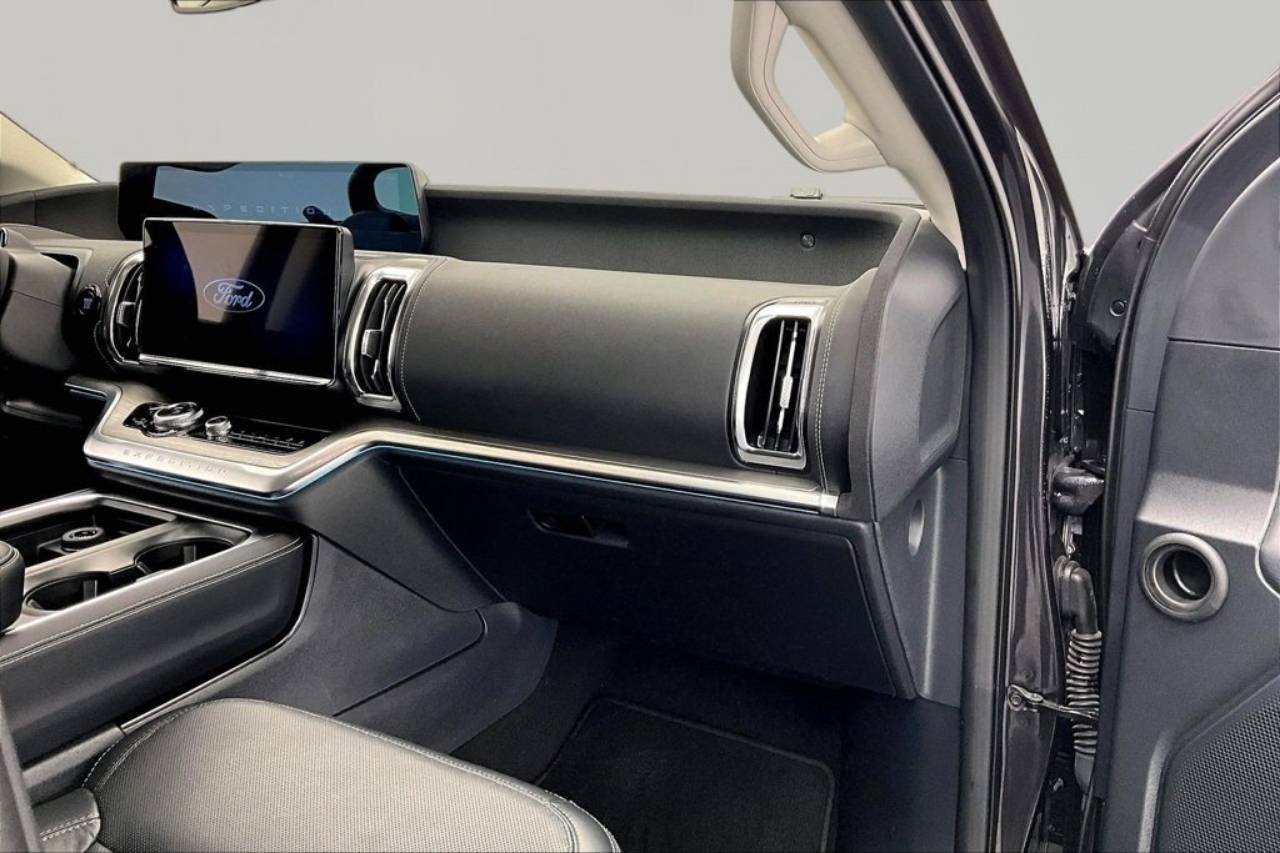 2025 Ford Expedition Platinum - Photo 17